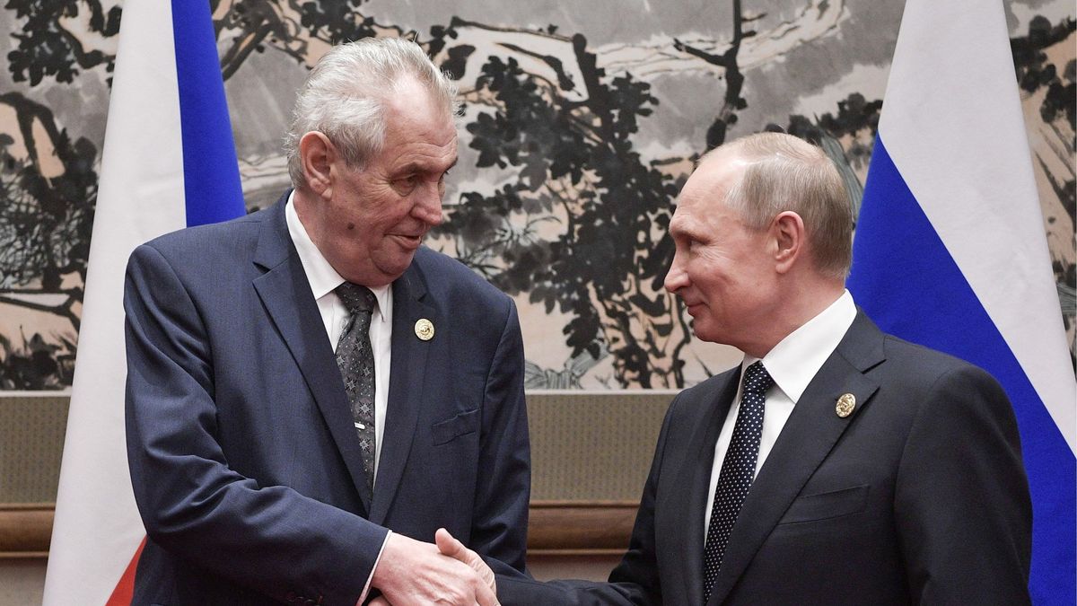 Komentář: Zeman musí přestat s Ruskem, nebo odstoupit
